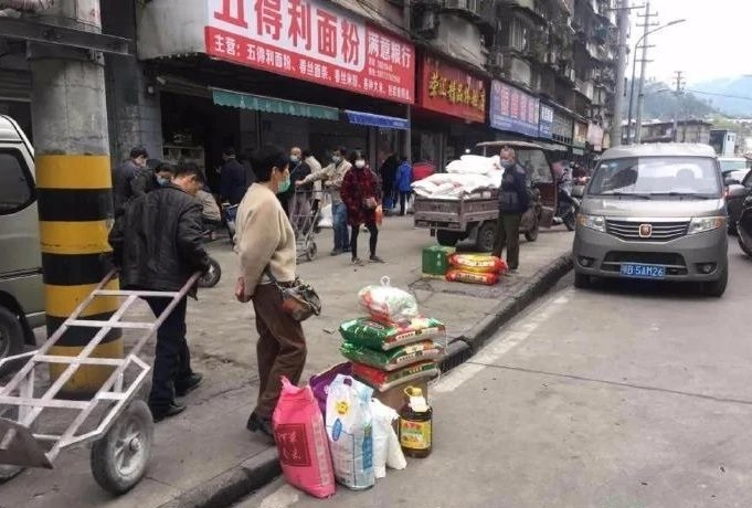 全球恐爆發糧食供應危機，中國大陸多地民眾爭相搶購囤積糧食。(圖/微博)