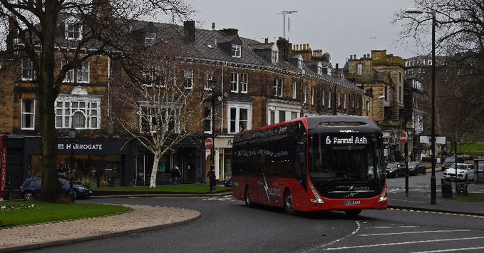 英國因受疫情影響，而導致民眾搭車需求大減，英國政府宣布，將投入近1.7億英鎊(約2.11億美元)的大量資金至英格蘭的巴士公司，以持續服務有需要的人士。(圖/推特)