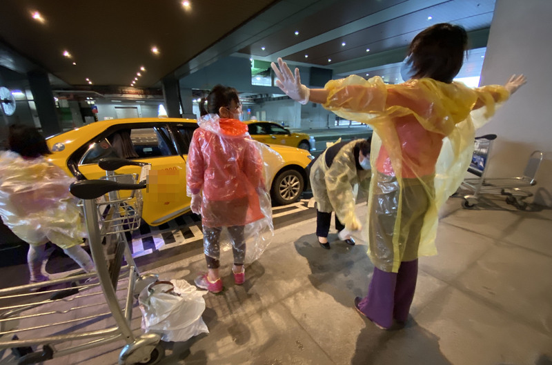 中央流行疫情指揮中心宣布，3日起入境旅客只要有發燒、呼吸道症狀，直接由防疫車隊送到集中檢疫所，等待採檢結果。一名媽媽帶著女兒檢疫時表示，事先不知道新規定，面對首日新措施，有點措手不及。(圖：中央社)