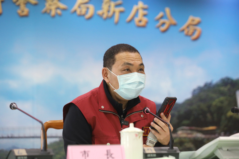 新北市長侯友宜3日進行防疫視察並抽測居家檢疫對象。（市府提供）
