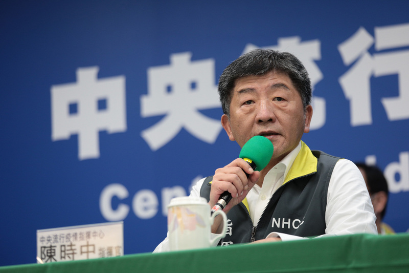 中央流行疫情指揮中心指揮官陳時中宣布，即日起大眾交通工具都必須戴口罩，若勸導不聽將依「傳染病防治法」處以新台幣3千元以上、1萬5千元以下罰鍰。（中央流行疫情指揮中心提供）