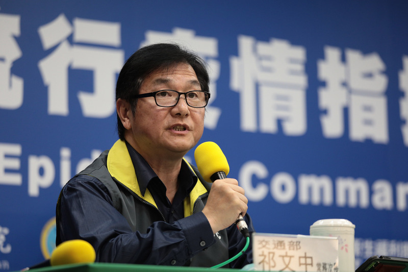 交通部次長祁文中4日出席中央流行疫情指揮中心記者會，說明搭大眾運輸規定戴口罩，是依據「防疫社交距離指引」，且亦禁止用餐，台鐵及高鐵自5日起，列車上將全面停售便當、推車飲料、食品，高鐵列車內的自動販賣機也暫停服務。（中央流行疫情指揮中心提供）