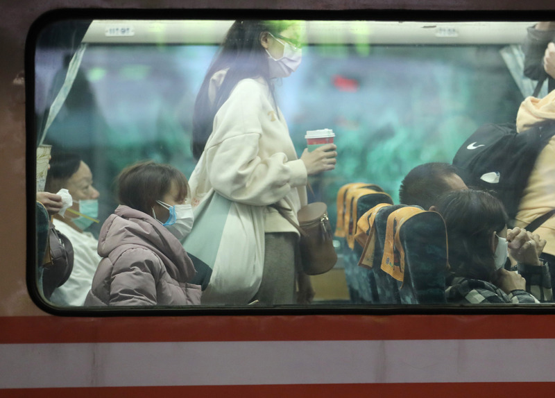 交通部28日宣布升高大眾運輸防疫規格，在春節期間，高鐵、台鐵、客運、國內航線都禁止飲食，違者開罰最高新台幣1萬5千元。(圖：中央社)