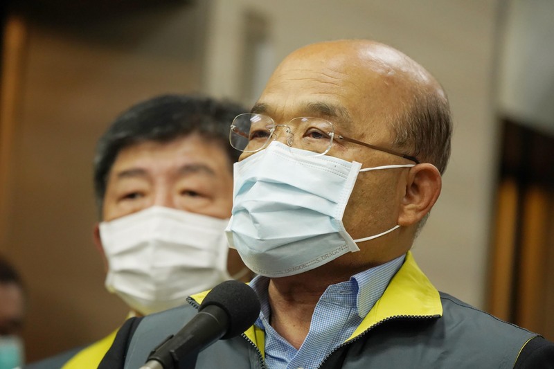 行政院長蘇貞昌（前右）5日前往中央流行疫情指揮中心視察，呼籲國人繼續做好防疫措施。(圖：中央社)