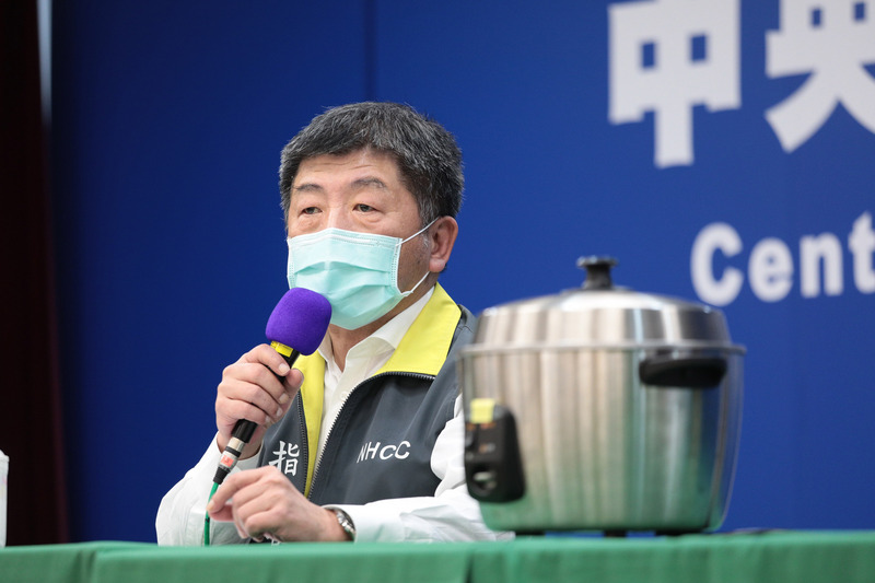 中央流行疫情指揮中心指揮官陳時中5日下午在記者會中宣布，計程車將比照大眾交通運輸工具，乘客應戴口罩；若不戴，司機可拒載。(圖：中央社)