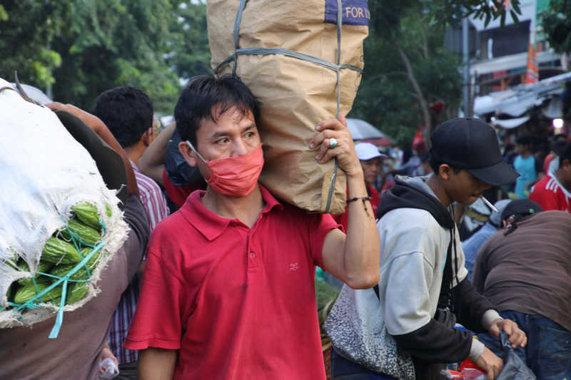 印尼武漢肺炎疫情升溫致使外科口罩難求，印尼政府要求民眾外出必須戴口罩，並建議用布口罩，將外科口罩留給醫護人員使用。圖為109年3月26日雅加達瑟南市場一景。(圖：中央社)