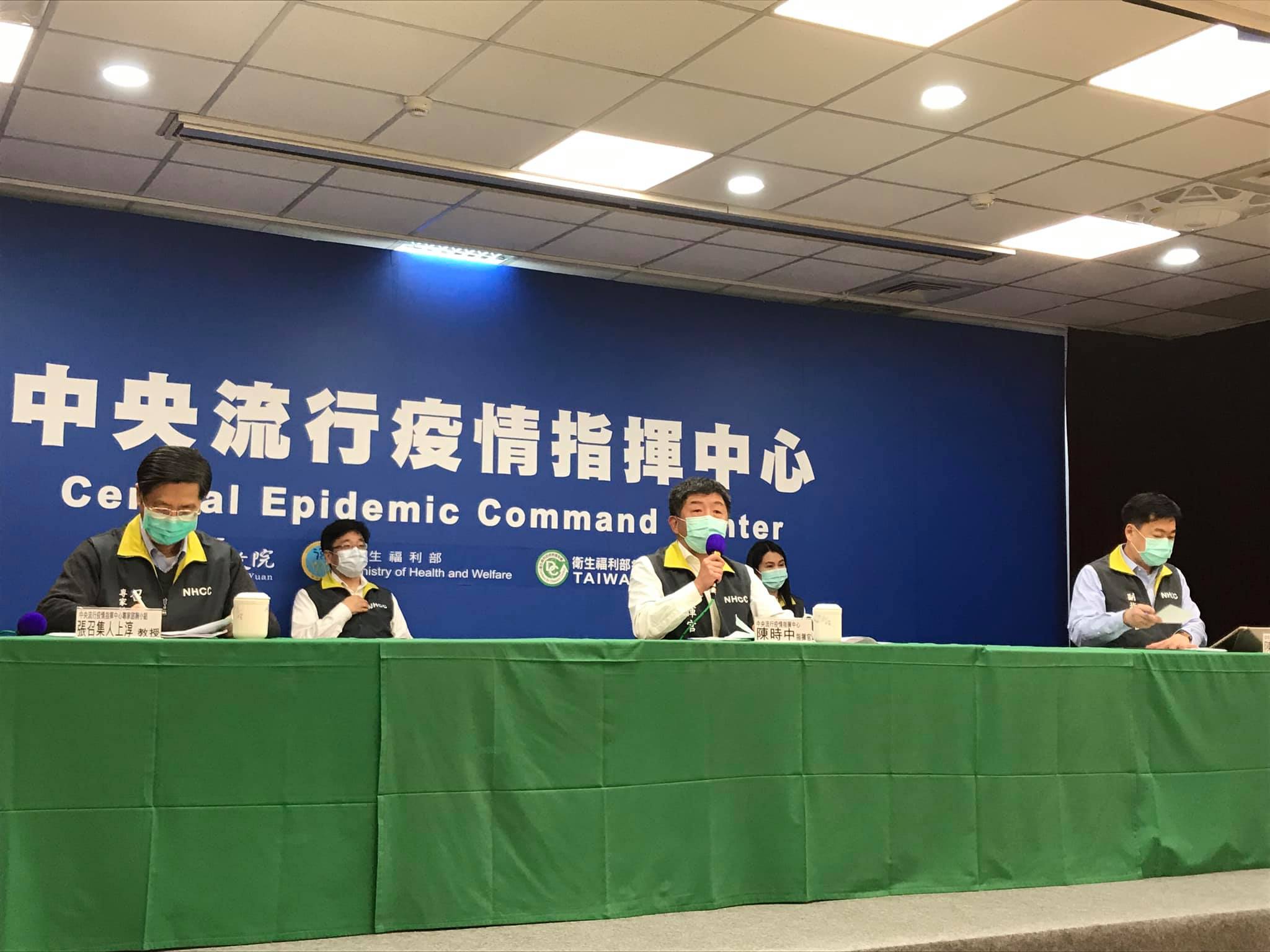 中央流行疫情指揮中心5日舉行記者會，說明武漢肺炎疫情最新情況，並示範以電鍋消毒口罩。(鄭舲攝)