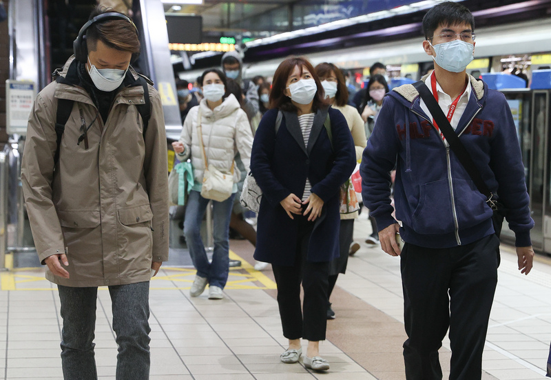 民眾搭乘捷運時都配合戴上口罩。(圖：中央社 )