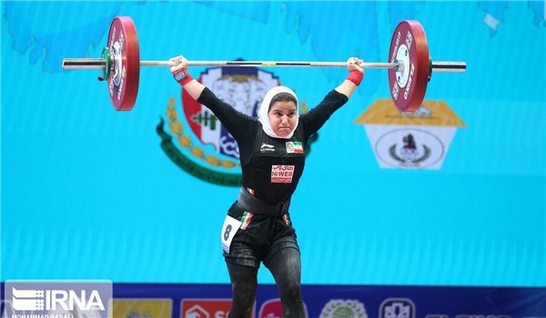 伊朗首名舉重女將巴莎米(Poupak Basami)選擇褪下戰袍，穿上隔離衣回到醫院，投身抗疫行動。(圖/推特)