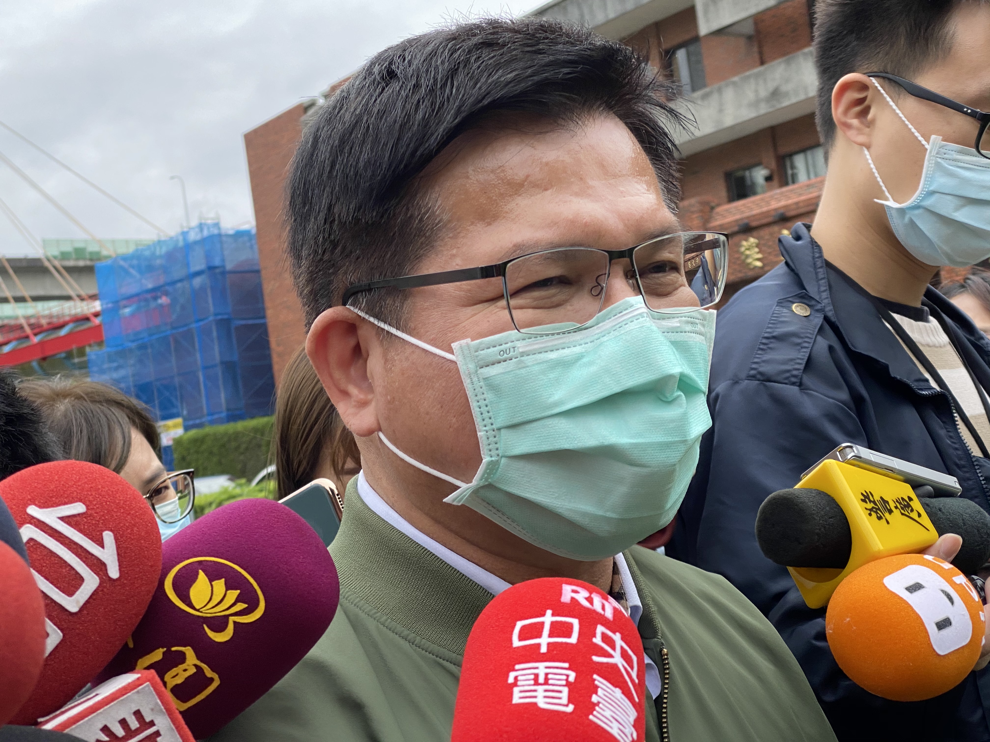 交通部長林佳龍6日受訪時指出，觀光局長周永暉危機處理不當、甚至誤導中央疫情指揮中心，以為染疫的員工與官員之子有叔姪關係，因此必須負起責任。(吳琍君)