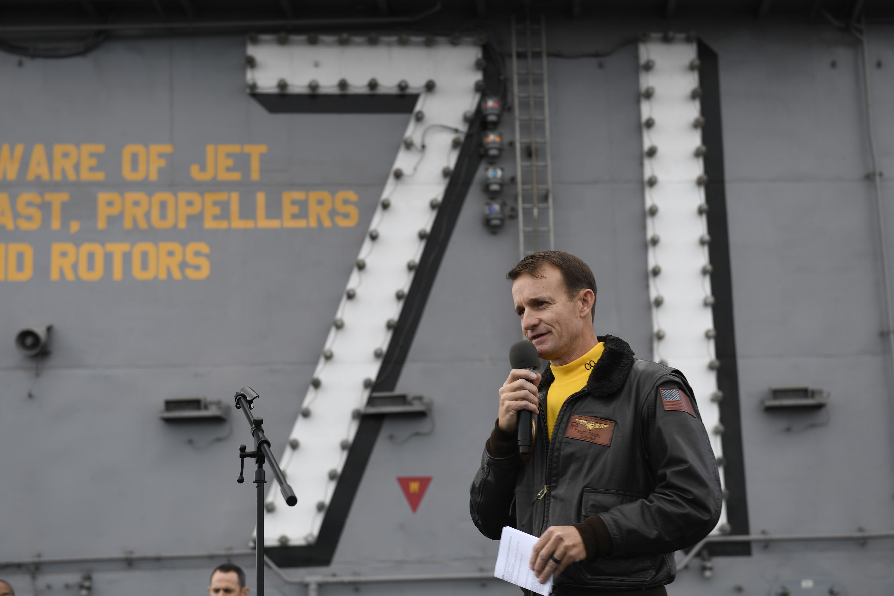 美國羅斯福號航空母艦(USS Theodore Roosevelt)前艦長克勞齊上校(Capt.Brett Crozier)，日前因艦上疫情向高層請命而遭解職，但如今傳出美國海軍可能讓他復職。(美聯社/達志影像)