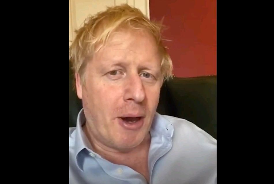 圖為英國首相強生日前在居家隔離期間透過推特說明病情。 (圖:翻拍自推特影片)