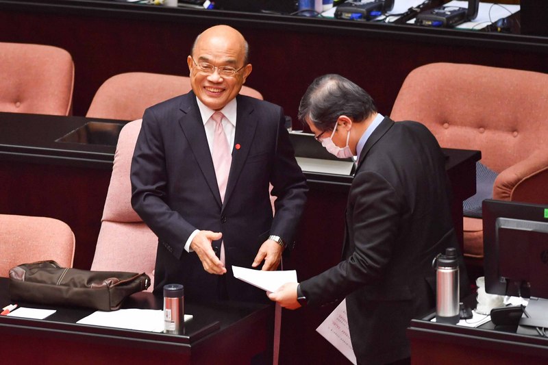 立法院會7日繼續進行施政總質詢，邀行政院長蘇貞昌（左）與內閣官員列席備詢。(圖:中央社)