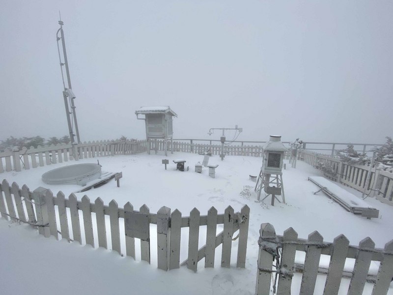東北季風配合華南雲雨區，玉山北峰昨天6日晚間到7日清晨降雪，積雪14.5公分。圖為玉山氣象站觀測設備。（玉山氣象站提供）
