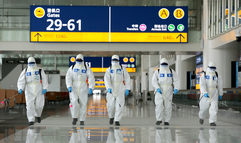 武漢市封城76天，在8日凌晨零時解封。圖為4月3日，武漢天河機場T3航站樓進行全封閉式防疫消毒。（中新社提供）