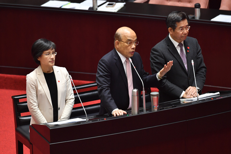 行政院長蘇貞昌（中）7日在立法院會答詢時指出，因應武漢肺炎新台幣1兆500億的紓困振興措施中，補貼中低收入戶、弱勢團體以及補助發不出薪水的企業，發的現金超過1000億元。圖左為文化部長鄭麗君、右為教育部長潘文忠。(圖:中央社)