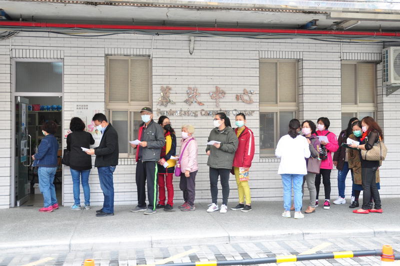 義大利神父呂若瑟為武漢肺炎疫情肆虐的故鄉求援募款，6天獲得新台幣1.2億元捐助，即便提前喊停，但仍有不少善心人士排隊等待捐款。 (圖:中央社)