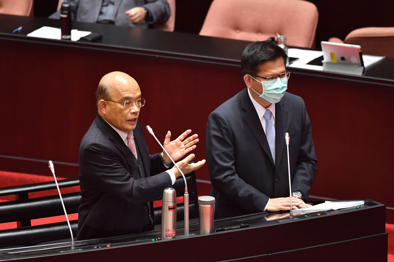 交通部長林佳龍7日在立法院答詢時表示，指揮中心發出警報前並未與交通部會商，而是根據大數法則與掌握到的資訊發出簡訊，但事實上整體清明連假的觀光人流比去年降低至少5成。(圖：中央社)