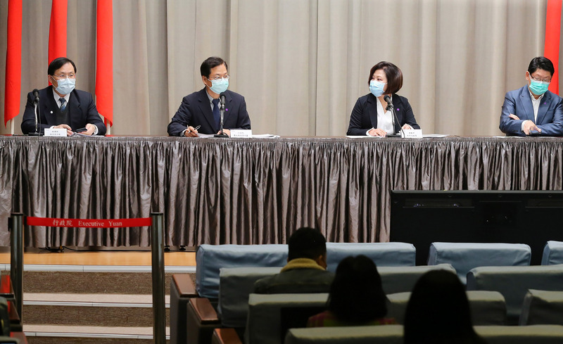 行政院7日舉行記者會，說明紓困振興方案的勞工就業相關議題，政務委員龔明鑫（左2）、勞動部長許銘春（右2）、交通部次長黃玉霖（右）、經濟部次長林全能（左）出席。(圖：中央社)