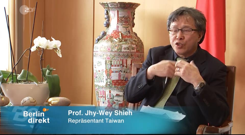 駐德代表謝志偉接受德國第二電視台訪問，談台灣防疫。(臉書)