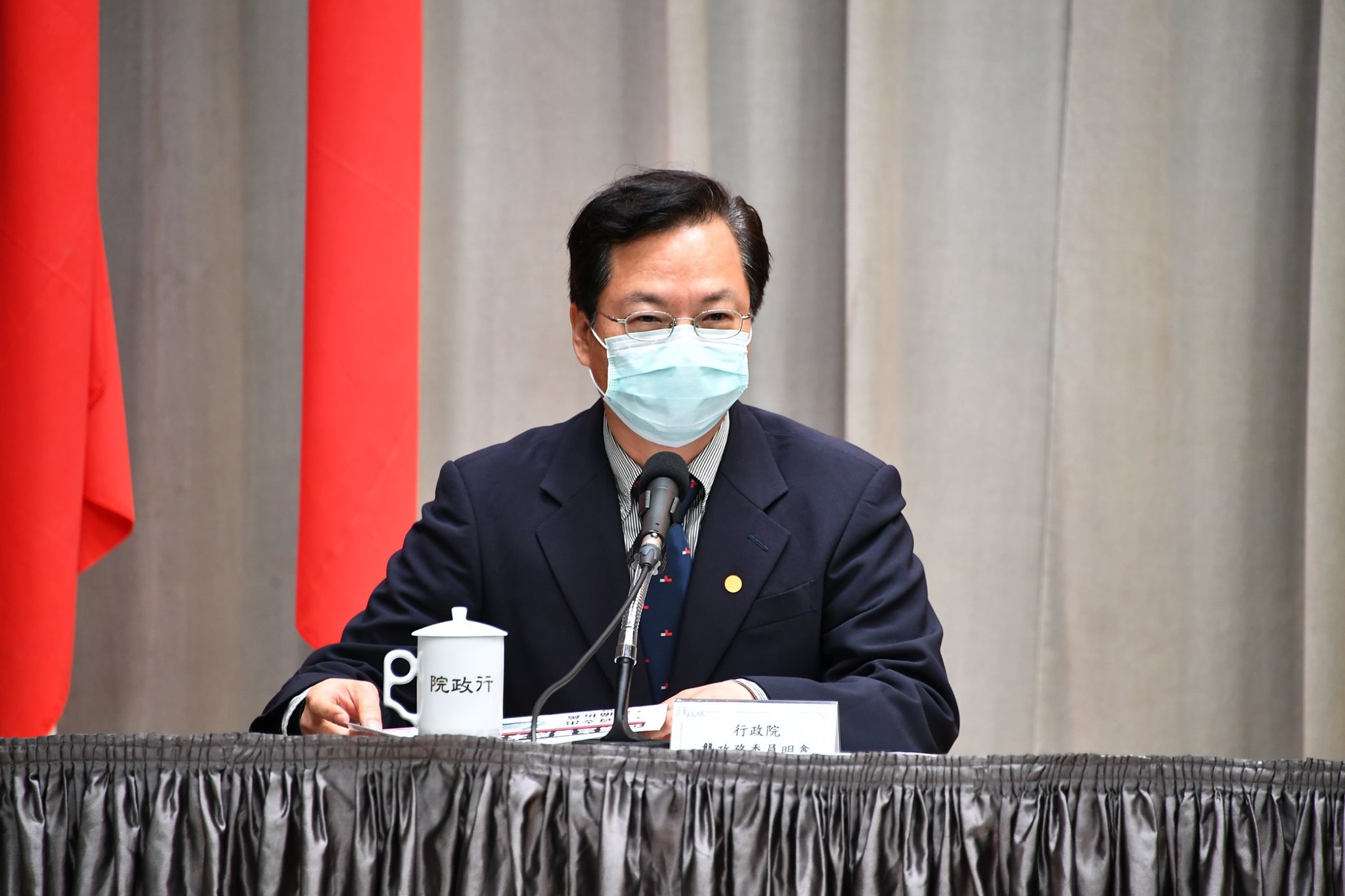 針對台北市長柯文哲指政府紓困有政治考量，政務委員龔明鑫8日在行政院記者會上反駁。(圖：中央社)