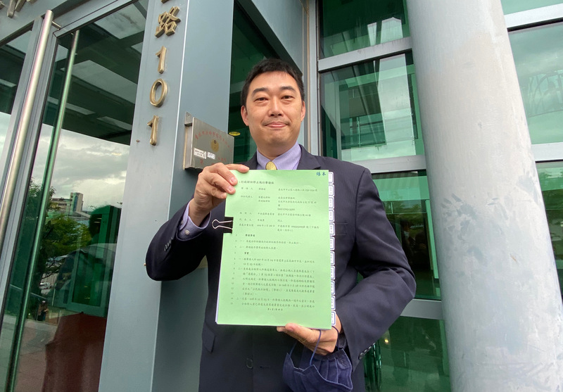 韓國瑜陣營質疑「罷韓」有偷跑嫌疑，8日委任律師葉慶元前往台北高等行政法院呈遞行政訴訟停止執行聲請狀。(圖：中央社)