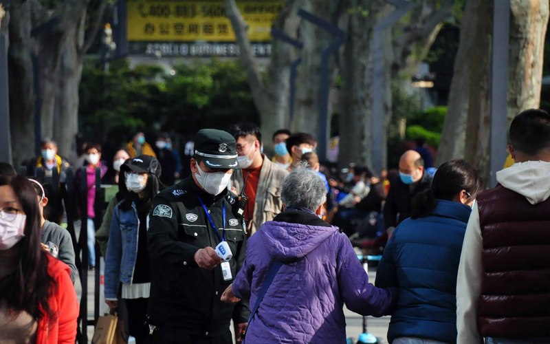 中國武漢肺炎新增確診再歸零。圖為上海靜安公園的人潮。(圖:中央社檔案照片)