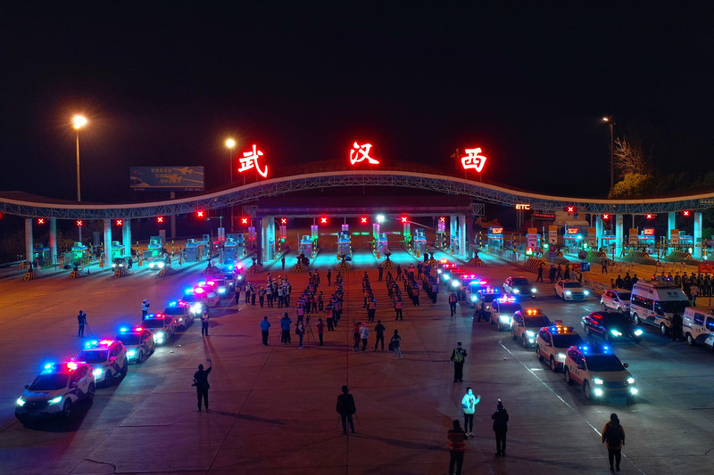 武漢市封城76天，8日0時解封。武漢自疫情爆發到解封，累計染疫死亡2572人，確診病例破5萬，仍是中國大陸無症狀感染者最大來源地。圖為7日深夜即將解除管控的高速路武漢西收費站。（中新社提供）