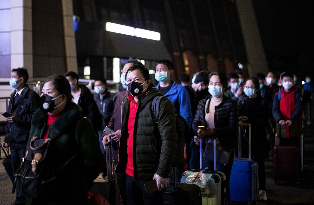 中國武漢解封，蔡總統：與對岸溝通適當安排接回國人。圖為中國武漢8日凌晨零時起解封，大批民眾摸黑排隊等著搭上首班離開武漢火車。(法新社)