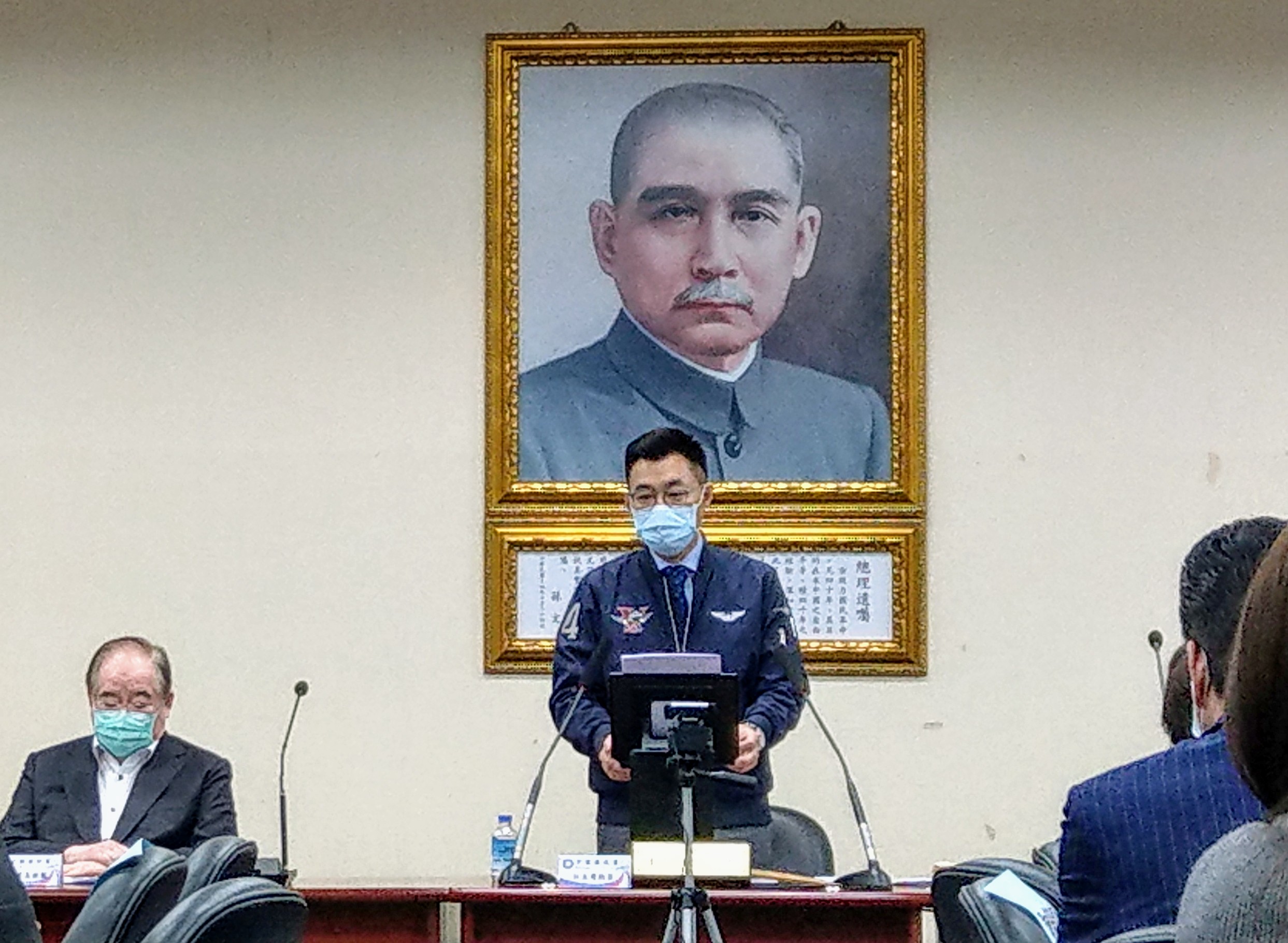 江啟臣8在在國民黨中常會中呼籲政府發放現金，取代振興、酷碰券。(劉品希 攝)