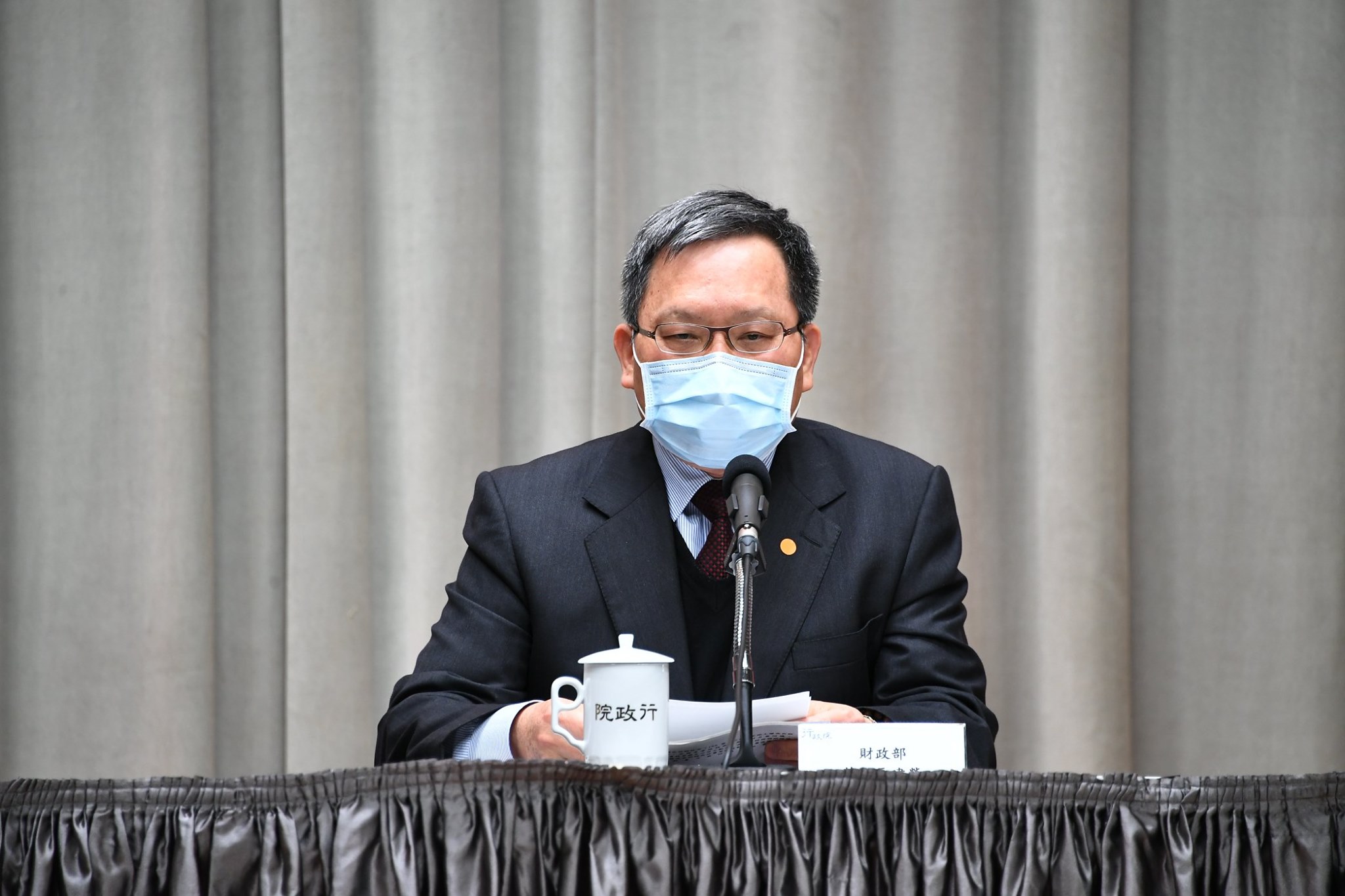 財政部長蘇建榮8日表示，調降今年全年國有非公用土地租金2t成，以舒緩小型企業的疫情衝擊。(行政院提供)