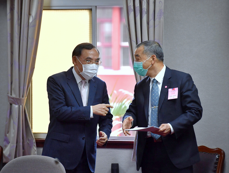 立法院司法及法制委員會9日邀請法務部長蔡清祥（左）和國安局長邱國正（右）等，就「政府以資訊國安為由採用電子監控系統並追蹤手機，是否侵犯自由人權與侵害隱私？應如何確立合理明確的法律界限？」進行專題報告，並備質詢；兩人會前交換意見。(圖:中央社)