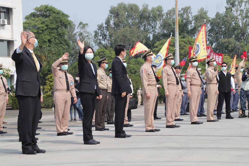 海軍敦睦遠航支隊9日返國，配合防疫規定，支隊官兵必須於艦上完成30天檢疫，未離艦上陸。總統蔡英文(左2)僅在岸上揮手打氣，沒有接觸感染的風險。（資料照片／軍聞社提供）