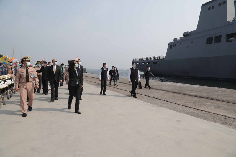 海軍敦睦艦隊出現武漢肺炎確診病例，蔡英文總統表示防疫視同作戰，面對疫情不可心存僥倖。圖為海軍敦睦遠航支隊9日提前返國，總統赴左營軍港在岸上揮手。（軍聞社提供）
