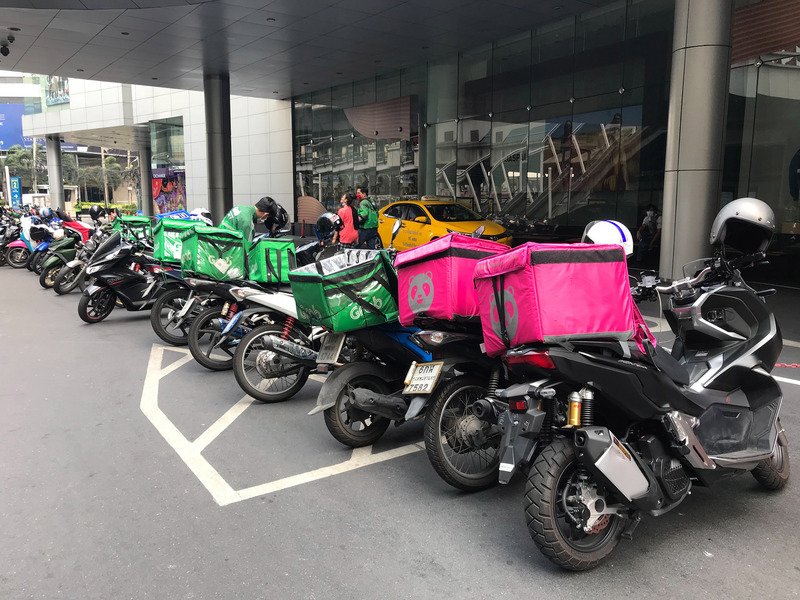 泰國目前關閉商場並要求餐廳只能做外帶業務，在曼谷的商場外排滿了等著接外送訂單的外送業者摩托車。但泰國疫情趨緩，餐廳雜貨店公園等場所將可開放(中央社)