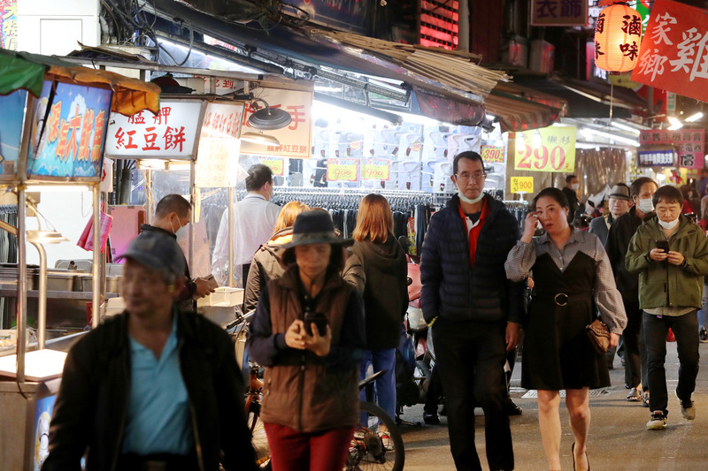 中央流行疫情指揮中心宣布，民眾到夜市、商圈及傳統市場須全程戴口罩，且取消試吃，熱門攤位應劃設地面標示，以利排隊民眾保持距離。(圖：中央社)