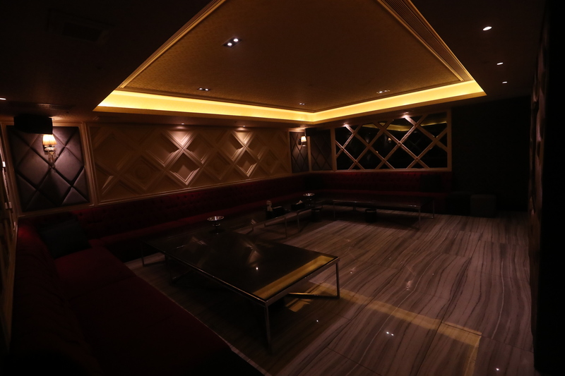 中央流行疫情指揮中心9日宣布，在防疫緊要關頭，部分營業場所很難保持安全社交距離，自即日起，全台酒店、舞廳都要暫停營業。圖為晚間台北市一家停業酒店的包廂空空蕩蕩，不復往日熱鬧景象。(資料照片/CNA)