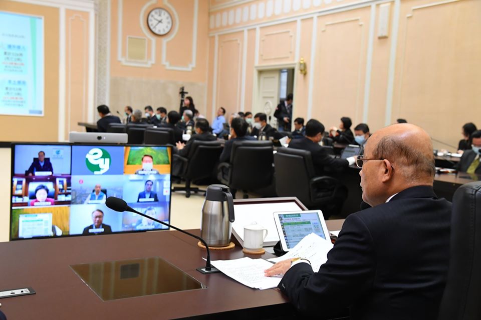 為了降低密閉空間開會的感染風險，行政院會9日起改為部分視訊線上開會。(行政院提供)