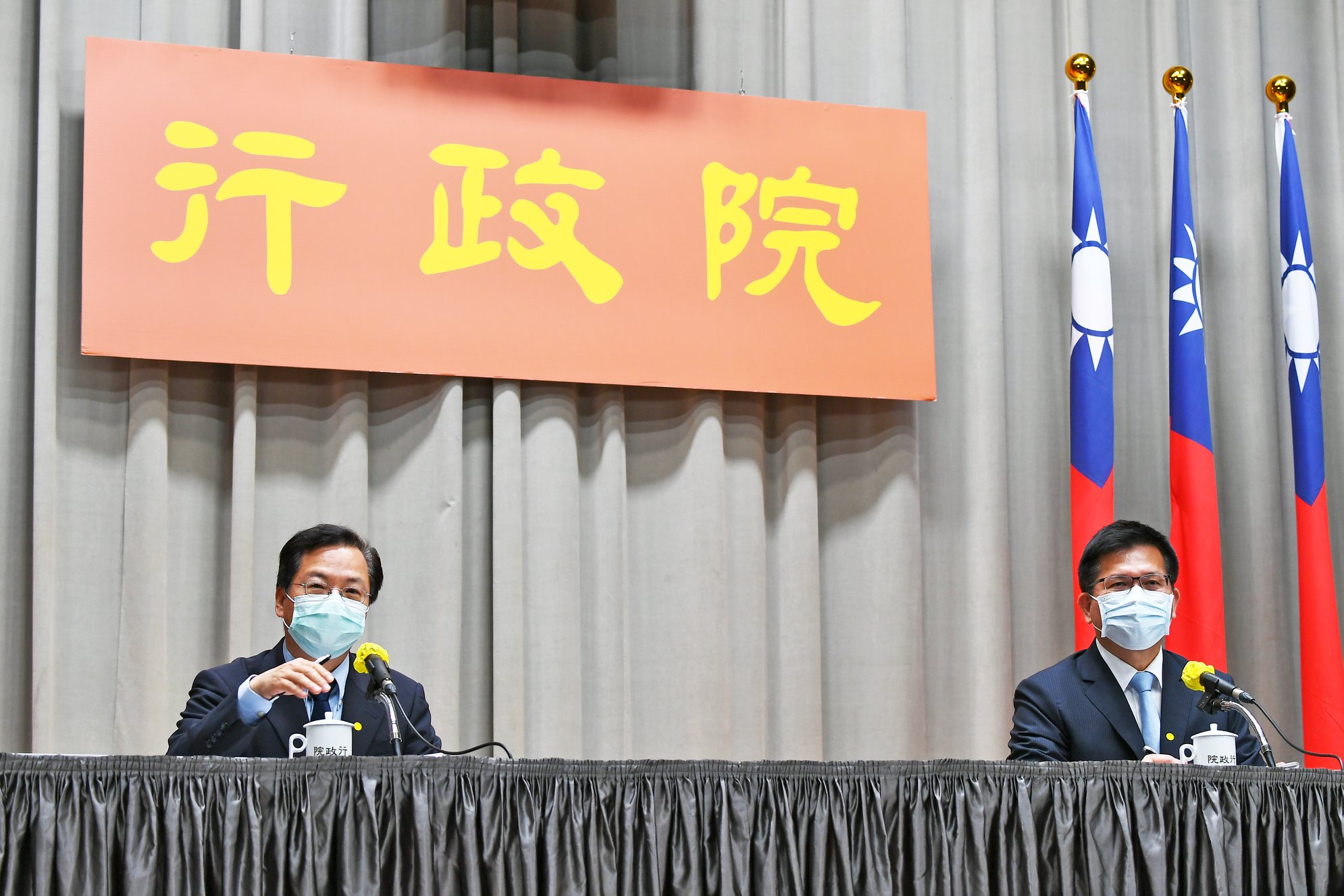 政務委員龔明鑫(左)、交通部長林佳龍(右)9日下午在行政院說明觀光產業紓困方案。(行政院提供)