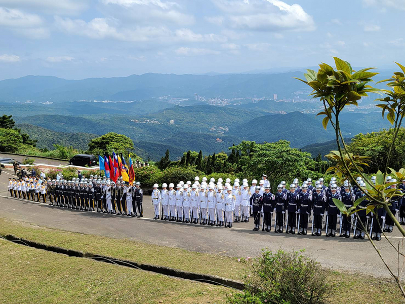 前行政院長郝柏村10日安葬五指山國軍示範公墓，三軍儀隊致敬。（台北市議員游淑慧提供）