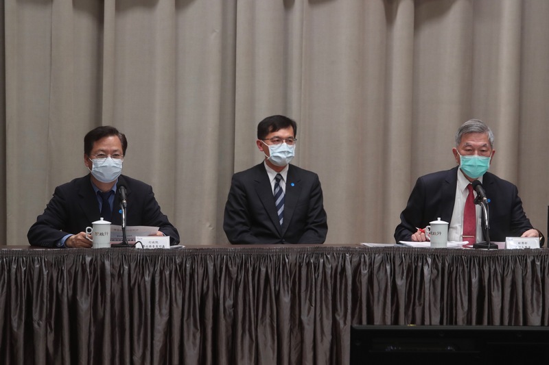 武漢肺炎紓困融資方案 行政院政務委員龔明鑫（左）10日下午在行政院舉行紓困振興方案說明會，強調7至8天可核貸沒有延誤。(中央社)