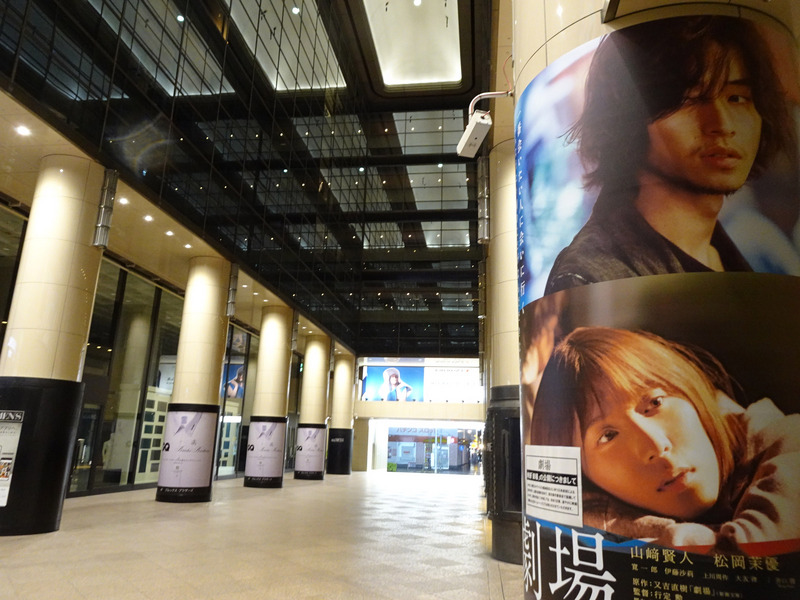 為防止武漢肺炎疫情擴大，日本政府針對東京、大阪等7都府縣發布緊急事態宣言，東京都政府籲請電影院、酒店等暫時歇業。圖為9日晚間9時許東京銀座電影院貼出歇業告示。(圖：中央社)