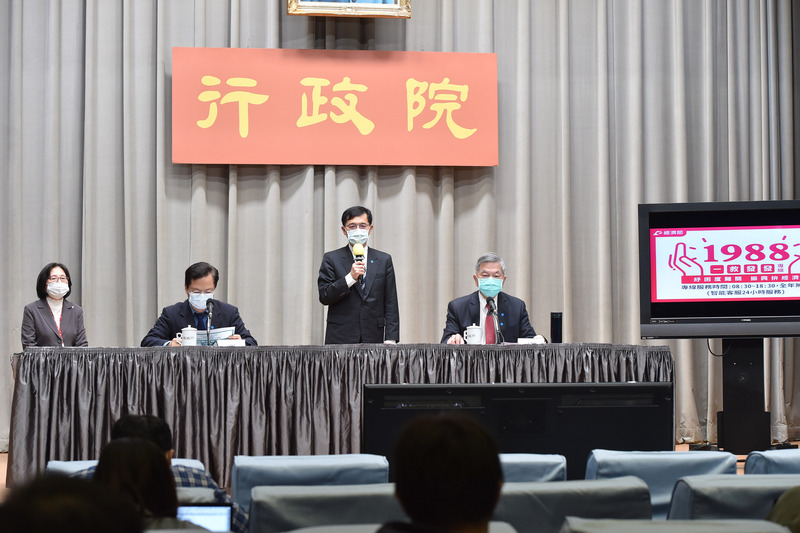 幫助受疫情影響攤商跟銀行往來，經濟部中小企業處處長何晉滄（右2）10日表示，將啟動財務顧問團前進全台商圈提供在地服務。（行政院提供）