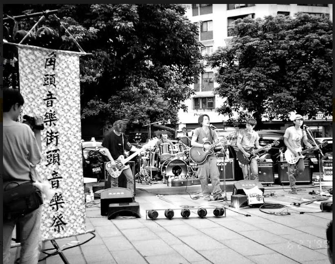 回顧台灣獨立音樂廠牌「角頭音樂」創設20年歷史的紀錄片「我不流行二十年」，今起(10日)全台上映。(角頭音樂提供)
