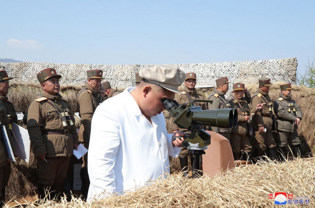 北韓中央通信社(KCNA)10日報導，北韓領導人金正恩視察一項小規模軍事演習。(AFP)