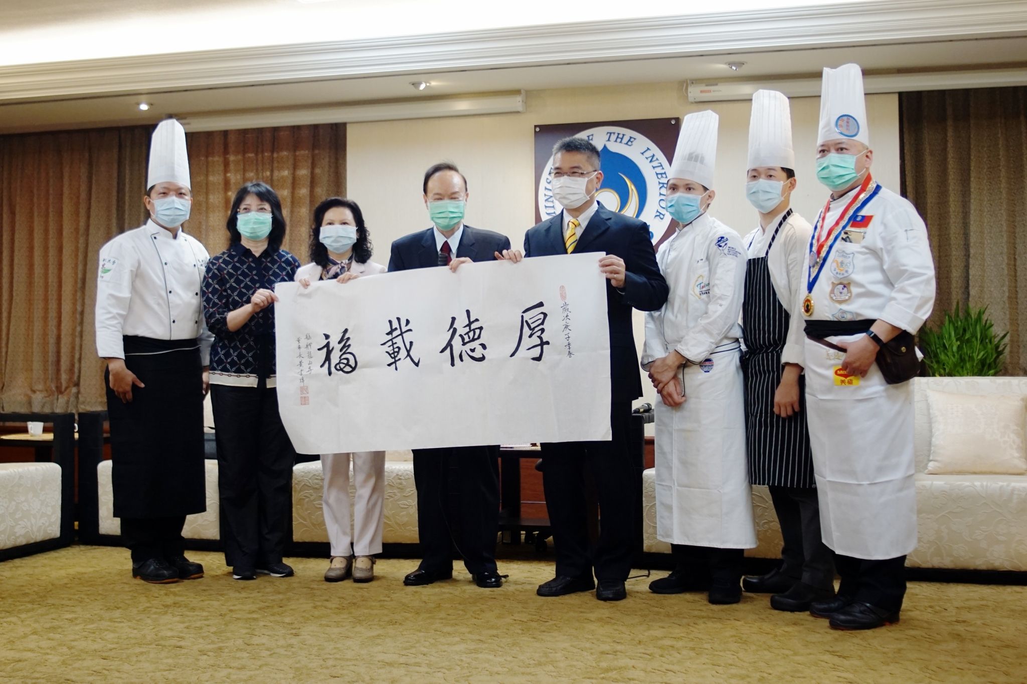 艋舺龍山寺推動茹素3日為疫情祈福，內政部長徐國勇10日接見龍山寺董事長黃書瑋，感謝宗教撫慰人心。(內政部提供)