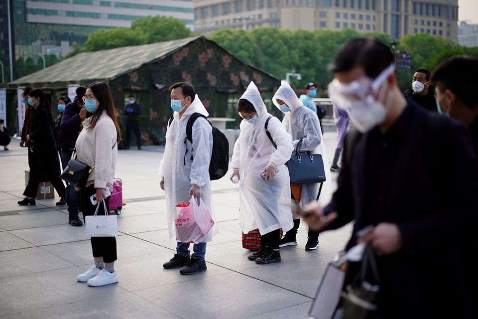 武漢解封！復工人員排長龍接受大規模篩檢。圖為漢口火車站前排隊接受篩檢的旅客。(路透社/達志影像)