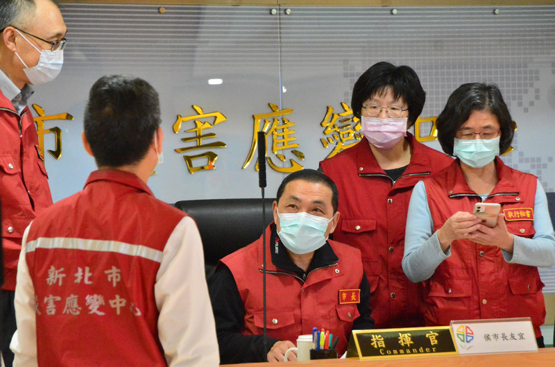 新北市長侯友宜（中）11日主持嚴重特殊傳染性肺炎疫情第39次應變會議時表示，即日起市場攤商與夜市消費者若未戴口罩，將會依法開罰新台幣3000元至1萬5000元。