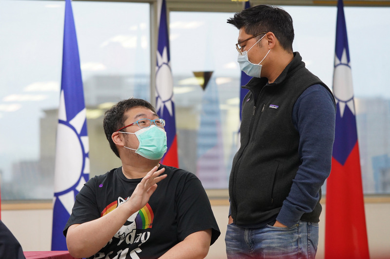 國民黨11日舉行數位行銷科技長決選，初選落敗的網紅四叉貓（左）則以「提問人」身分出席，與7名評審一同參與決選評議，席間與前立委許毓仁（右）交流。(圖:中央社)