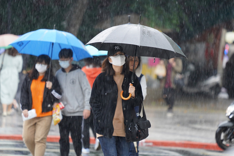中央氣象局預報，一波梅雨鋒面預計今天深夜報到，明天起鋒面逐漸由北往南緩慢移動並近似滯留，連續多天全台都可能出現劇烈降雨，尤其是西半部及東北更明顯。(圖：中央社)